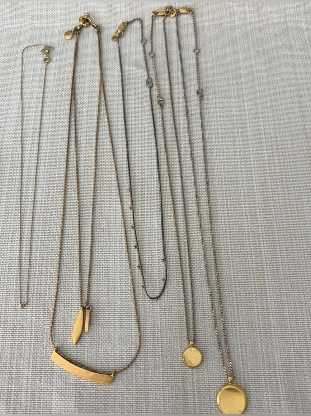 Jewelry lot Gold-Tone Bracelets, Earrings, Necklace - Women’s Statement Jewelry - Picture 6 of 7